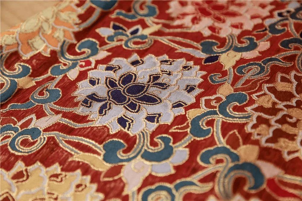 600克真金，145只孔雀羽毛，3年复原龙袍，到底有多壕？