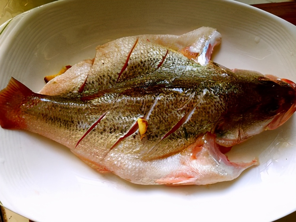 清蒸鲈鱼用生抽还是用蒸鱼豉油,清蒸鲈鱼放蒸鱼豉油还要放生抽吗