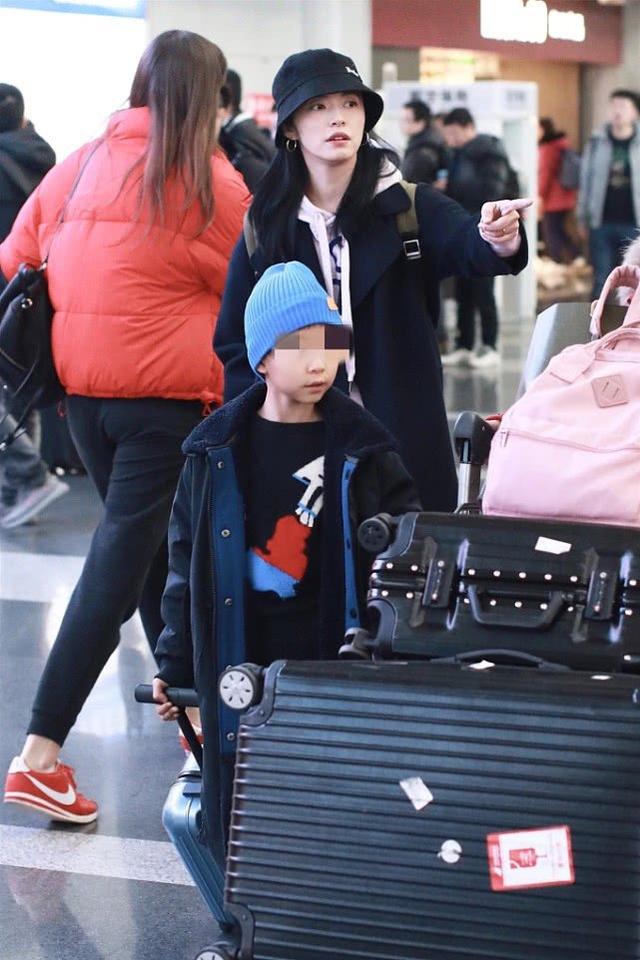 姚晨跟儿子在机场，小土豆呆萌的表情变潮男，这小嘴巴跟妈太像了