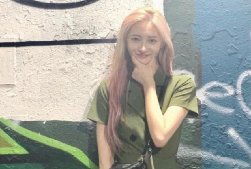 周洁琼关晓彤军绿色连衣裙,关晓彤泫雅