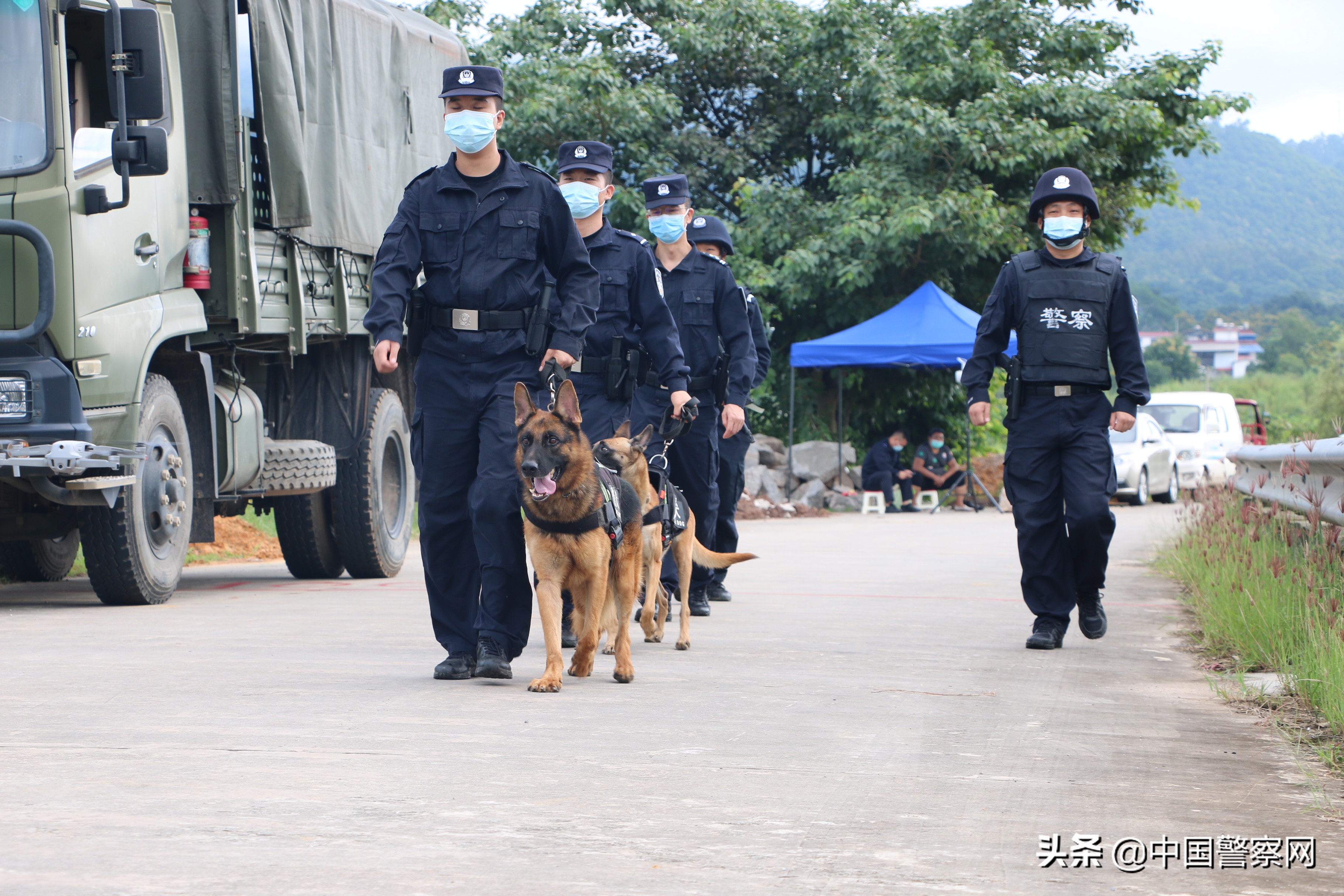 24小时坚守岗位边境线上最美的“警”色