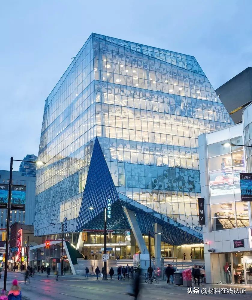 你还在用透明玻璃做立面吗？看看大师们都是怎么给玻璃上色的？