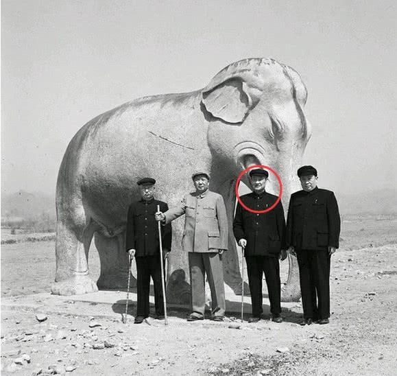 程潜：同盟会元老，毛主席为他划船，每月特批5万斤大米由他开支