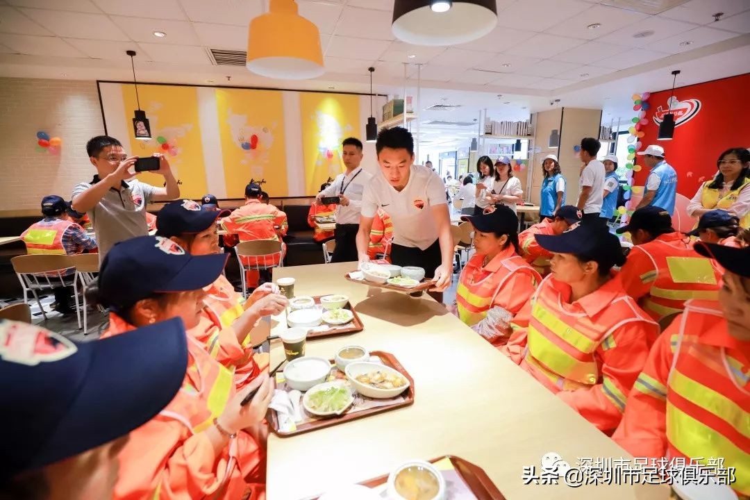 爱心志愿者为环卫工人送餐,暖心志愿者为环卫工人送上爱心粥