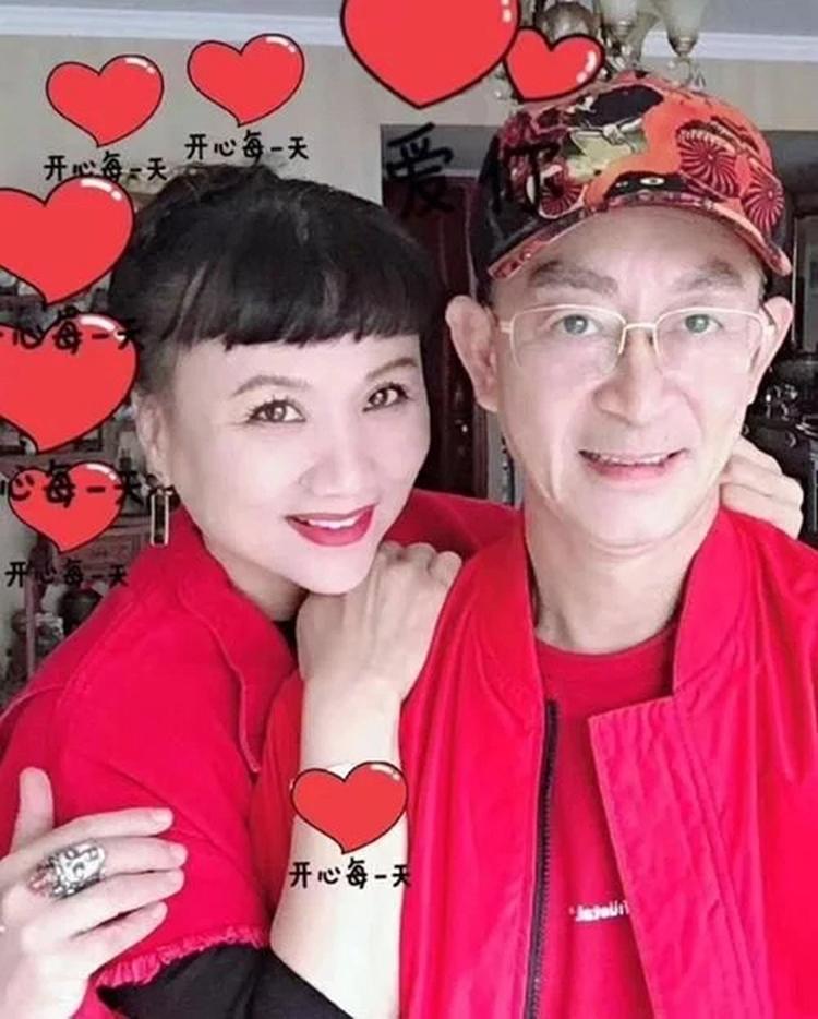 六小龄童结婚32周年晒合照，妻子竟是天竺王后！女儿撞脸关晓彤