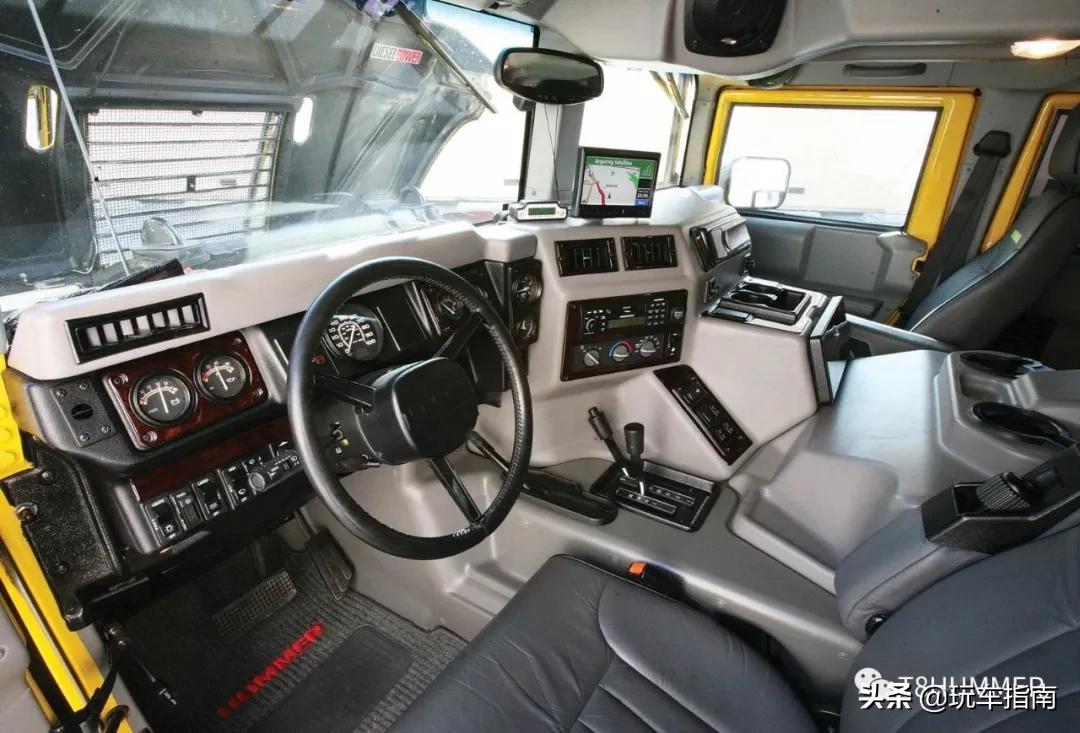 在街头遇到一辆悍马H1，打开引擎盖后却发现大有不同