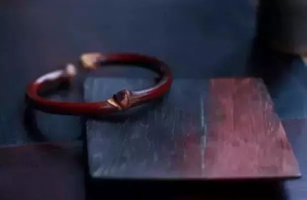 鸡血藤手镯是什么东西制作的,鸡血藤手镯用的是根部还是枝干