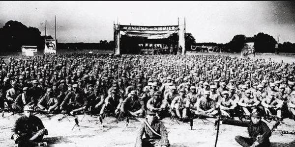 开国上将回故乡，看到警车封路并且隔开群众，怒问：耍什么排场？