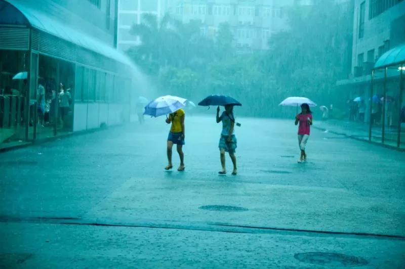 他用20年,拍下了流水线上的一代“打工人”