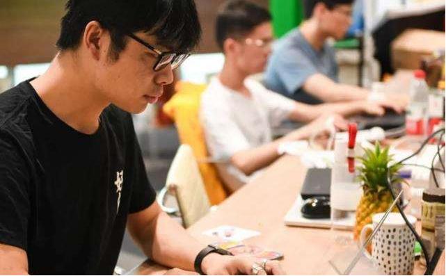 大学生月薪过万很普遍?看完社招、校招后,才懂理想与现实的差距