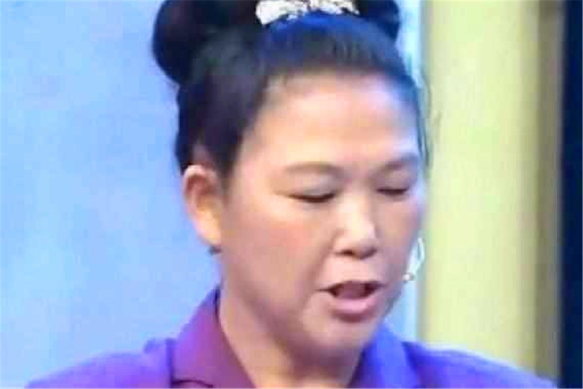 大姐带夜明珠鉴宝专家让上交,大姐戴500块的夜明珠鉴宝