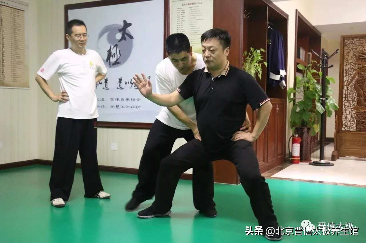 正确的松腰骨姿势,松腰小窍门