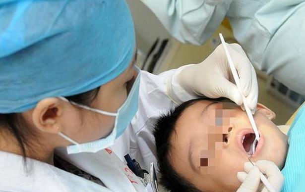 小孩吃鱼被刺卡到了快速解决,婴幼儿吃鱼被鱼刺卡到了怎么办