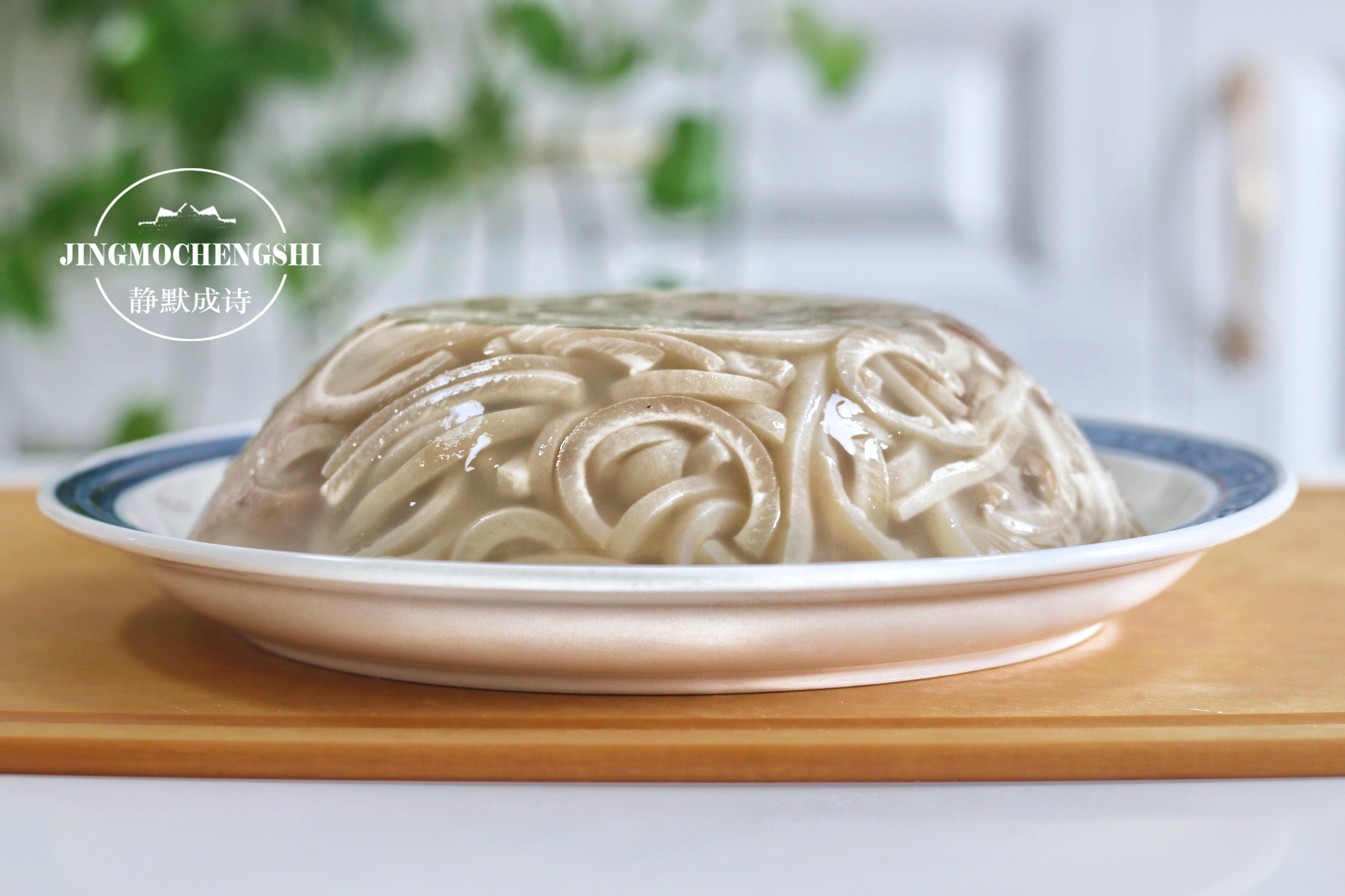 熬皮冻时什么时候加食用胶,熬皮冻要清冻