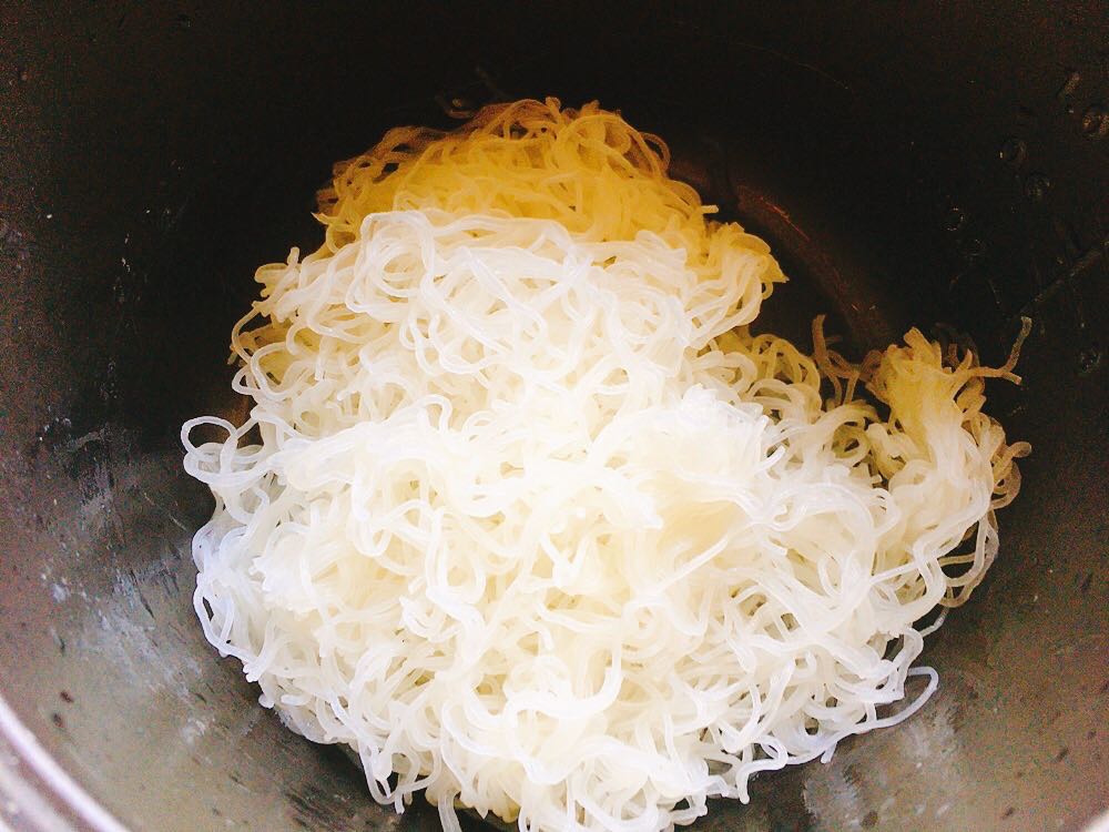 炒大锅米粉怎么炒不会粘在一起,广东米粉泡到什么程度才可以炒