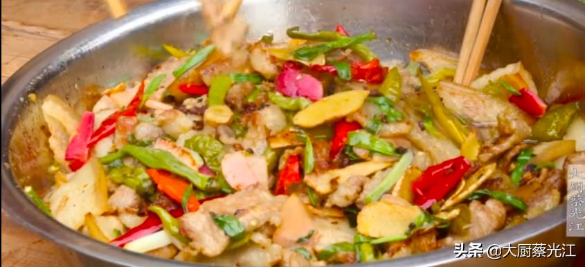 厨师炖肉片的正宗做法,厨师教你做地道水煮肉片