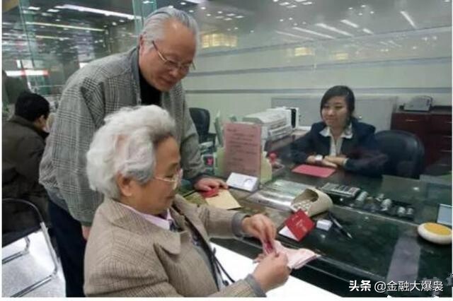 老人突然死亡存款怎么取出来,老人去世银行存款怎样取出小技巧