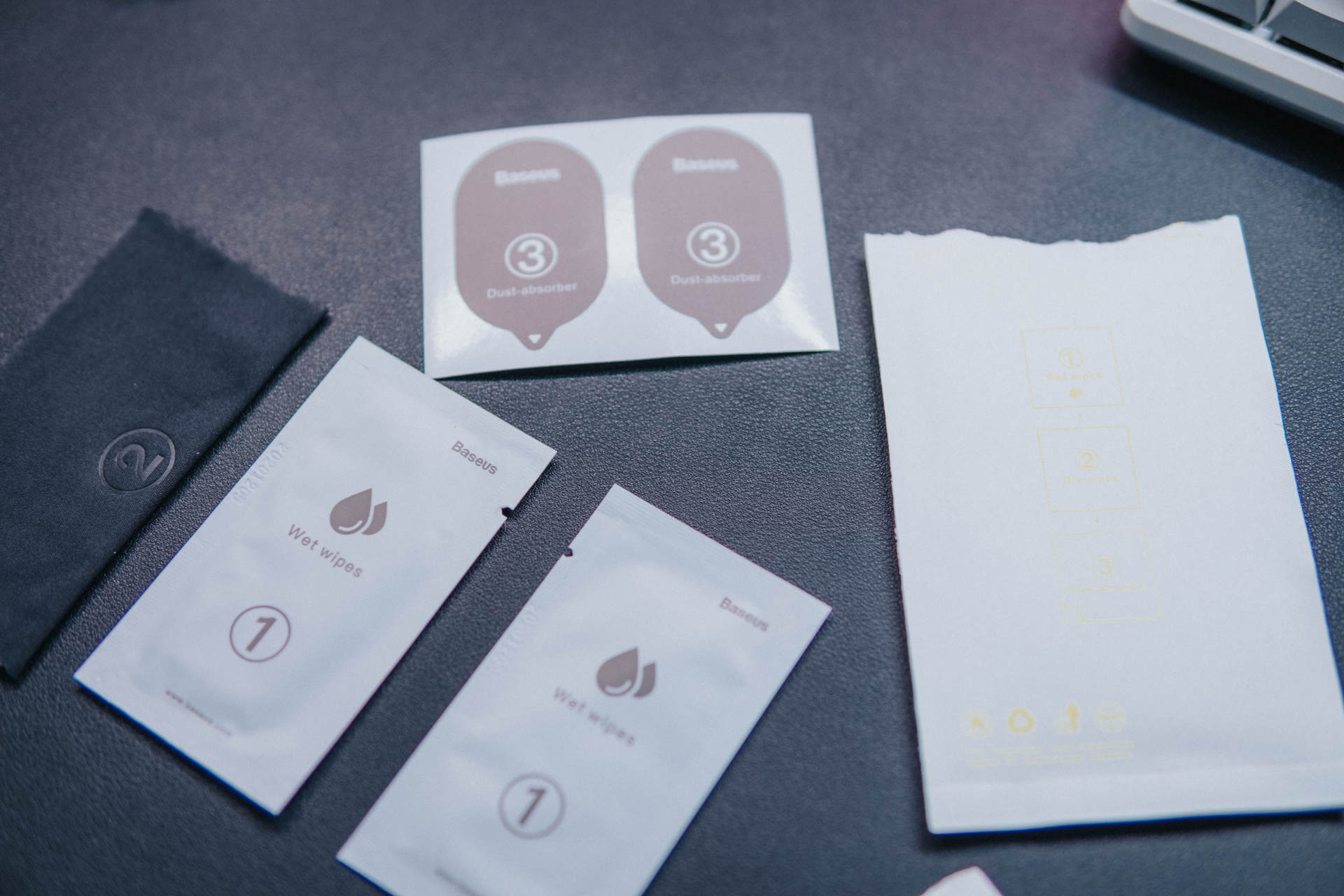 新手机自带的高清膜,倍思无尘舱钢化膜iphone11