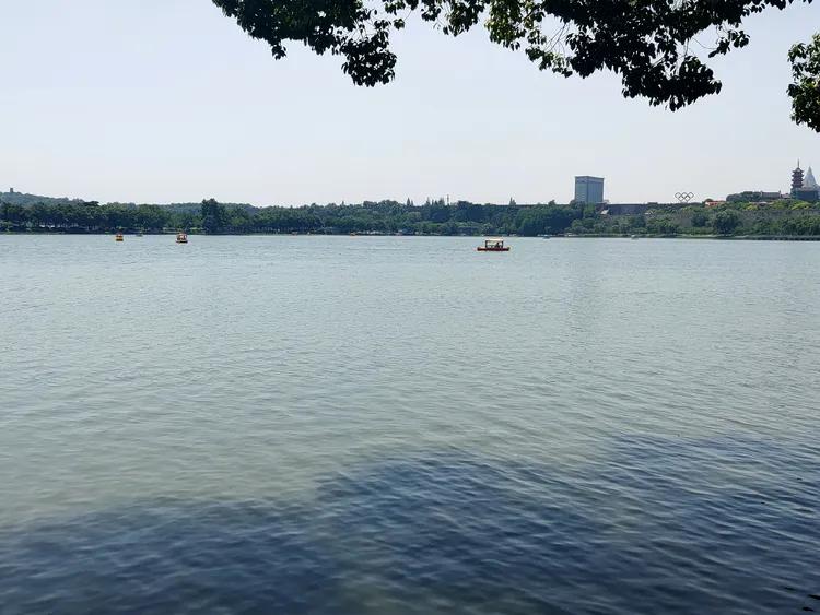 曾作为禁地，与外界隔绝二百六十多年的“玄武湖”，今日锣鼓喧天