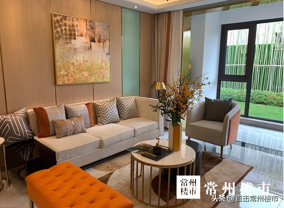 售楼处开盘千人排队,开盘人多冲进售楼部的视频