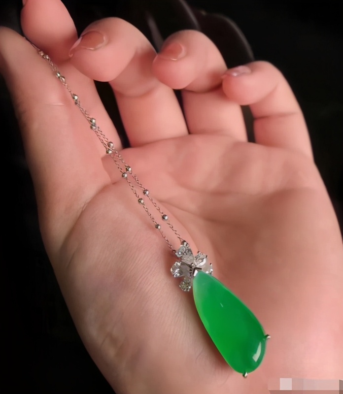 翡翠怎么用100块赚到10万,怎么把翡翠戴手上