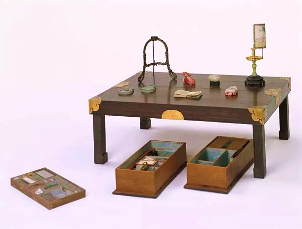 相比国之重器，形微体轻的文具盒同样反映了不同时代的美学风尚