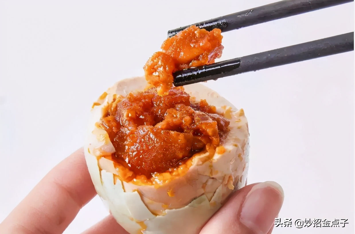 腌咸蛋个个冒油的方法,咸蛋怎样才能腌出油来