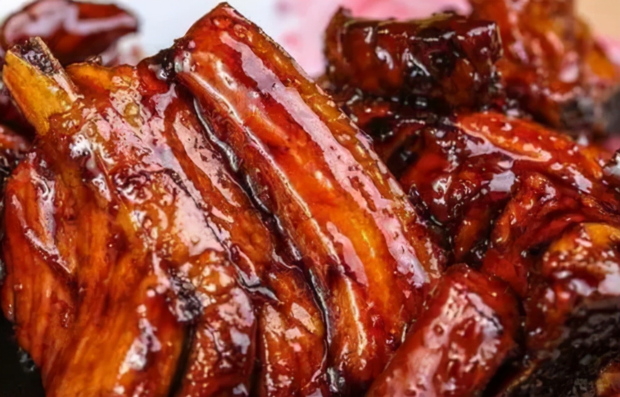 头皮上总出油长有疙瘩或脓包,头皮老是长疙瘩是咋回事