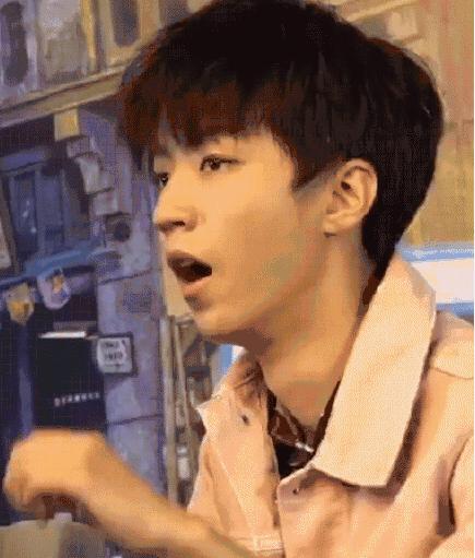 王俊凯怎么打哈欠的,王俊凯忍住打哈欠