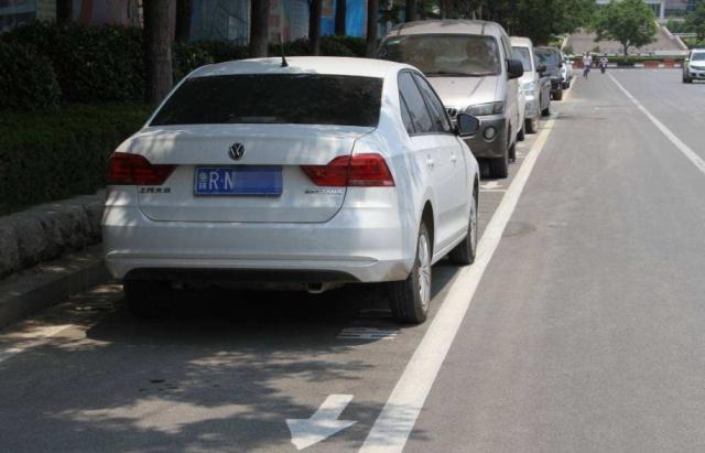 没有停车位，又不想吃罚单该咋办？老司机教你用这招，车友：实用