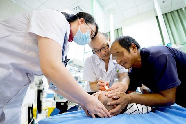 孩子误吞了纽扣电池怎样取出来,3岁小孩误吞纽扣怎么办