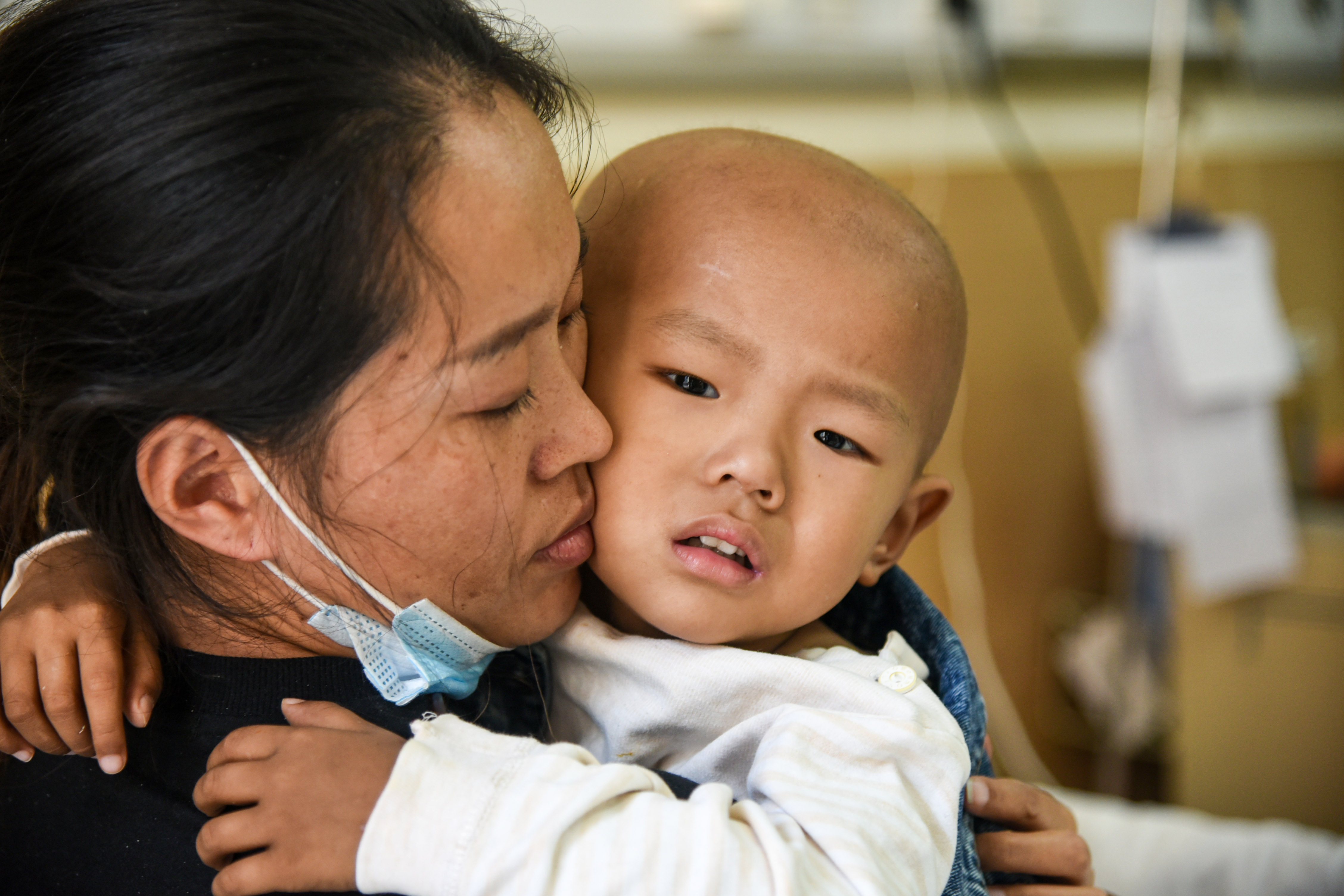 两岁男孩靠止疼药度日,如今四肢发黑痛哭到午夜,父亲为此熬白头