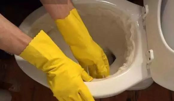 教你个生活小妙招，这样洗出来的白袜子跟新的一样