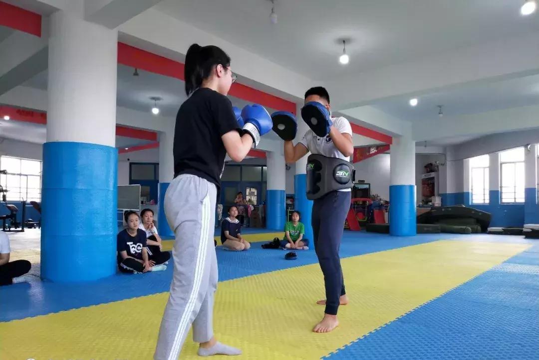 为什么女生适合学散打,跆拳道和散打哪个适合女生