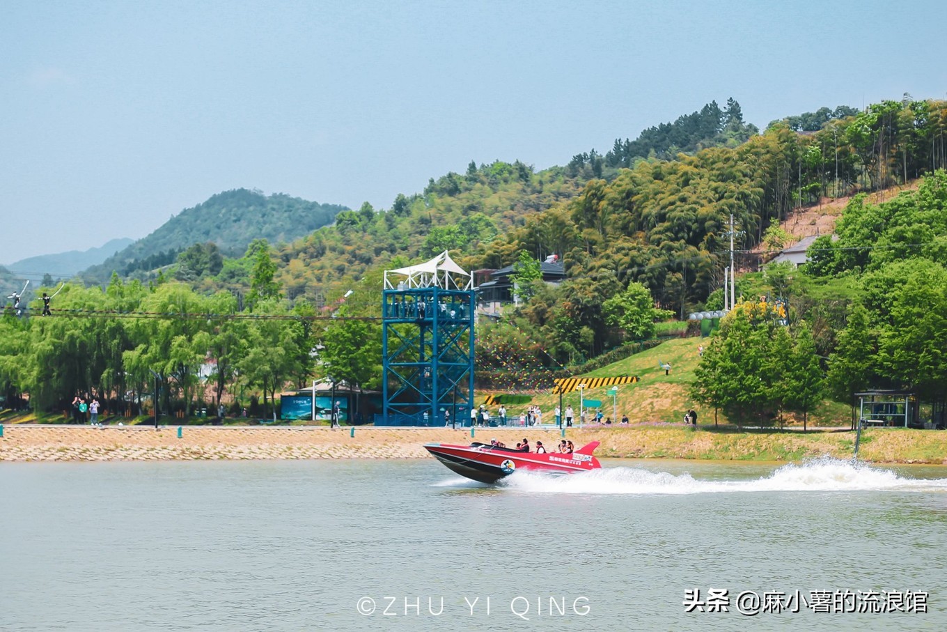 安吉有座国内最长的玻璃漂流滑道，藏在森林中，落差高达380米