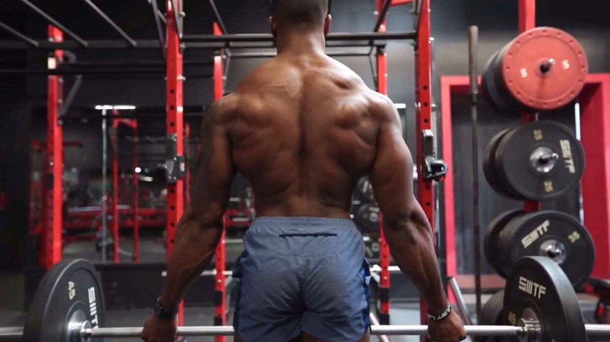 杠铃划船姿势正确还是腰疼,杠铃划船怎么练宽背