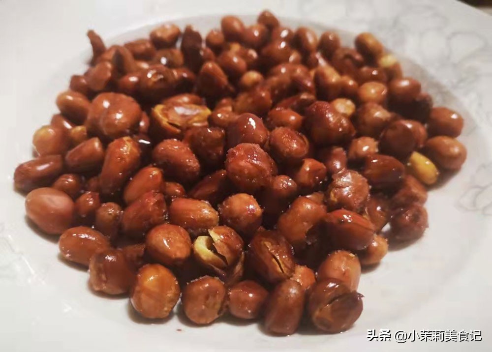 炸花生米是凉了放盐还是趁热放盐,炸花生米放凉了还不脆