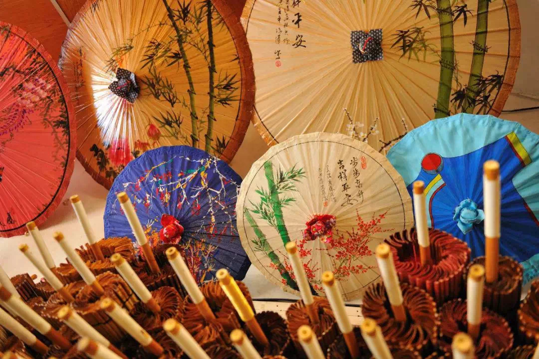 撑一把油纸伞邂逅于江南断桥边,撑一把油纸伞走在悠长的古巷