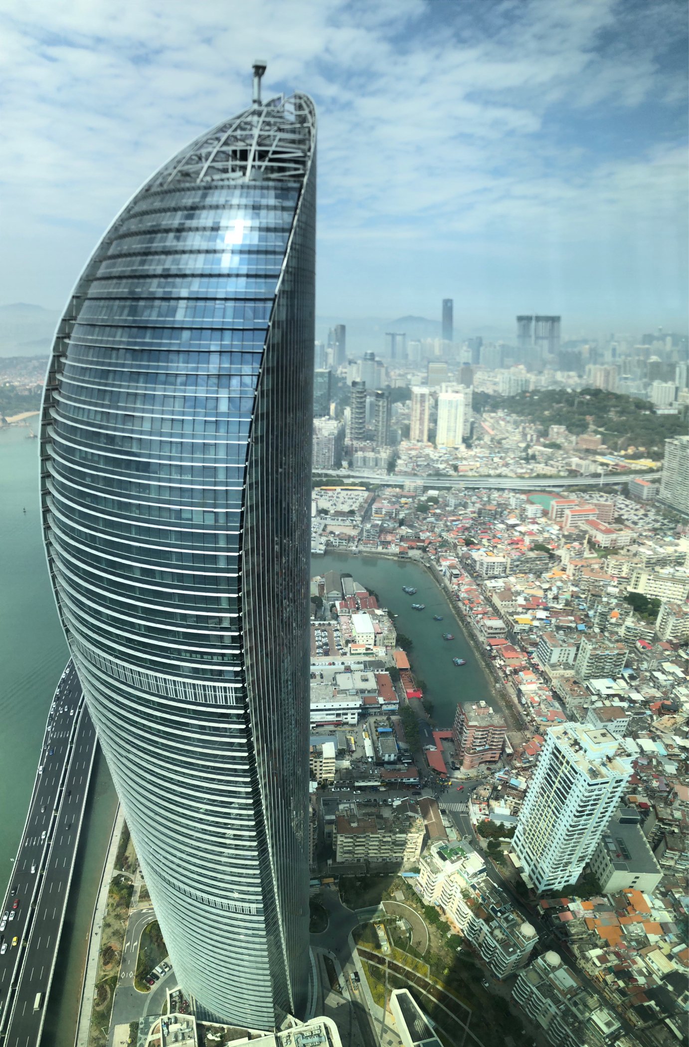 厦门双子塔凌空挑战,厦门双子塔300米视频