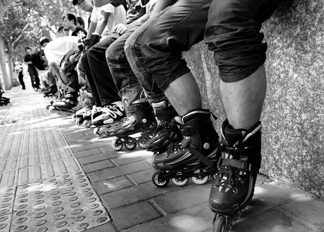 儿童到底适不适合轮滑运动,轮滑适合孩子学吗