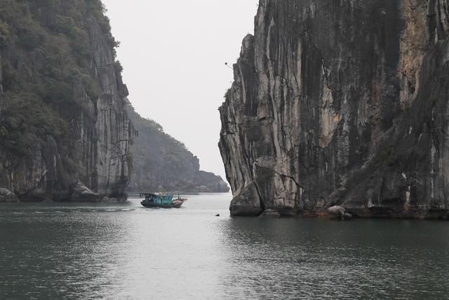 这里虽然风景如画人们生活的却很凄惨没日没夜的追着大船讨生活