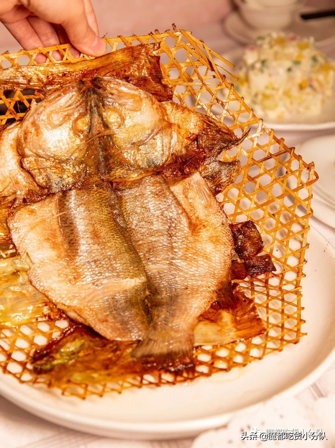 这店，客人提行李箱去吃