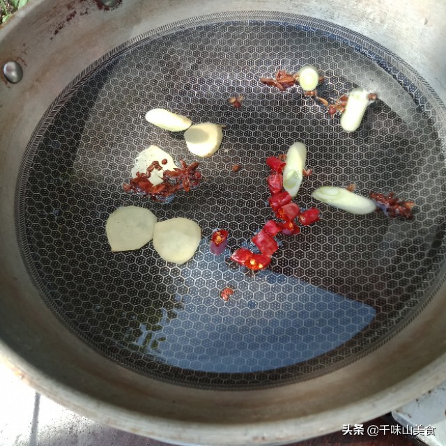 水煮花生不变色的方法,水煮花生怎么不起沫