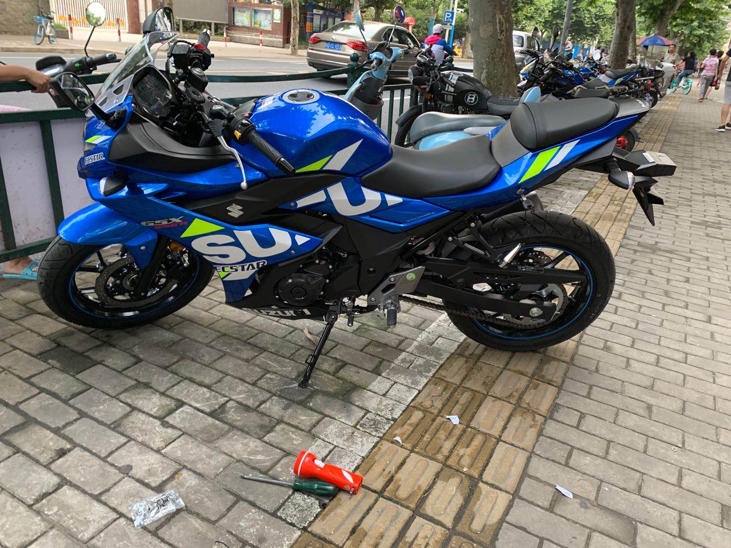 铃木gsx蓝色摩托车帅气视频,提铃木隼