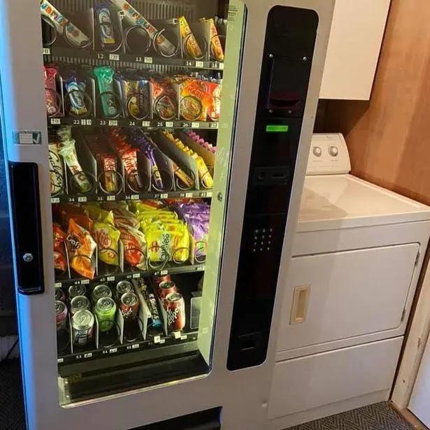 为防孩子吃太多零食，英国机智母亲买了台自动售货机回家