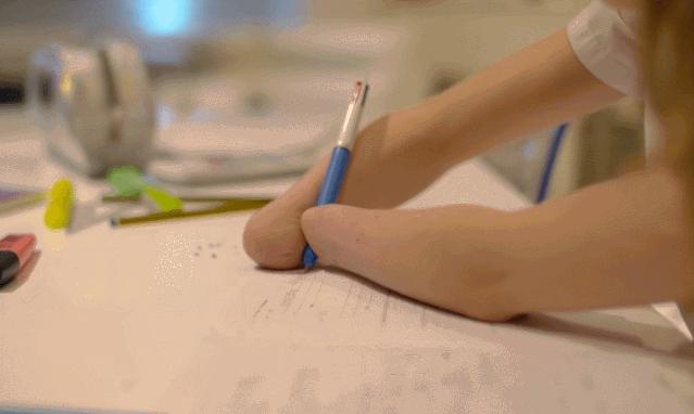 13岁无臂女孩成最酷“美妆博主”:不惧命运的人太酷了