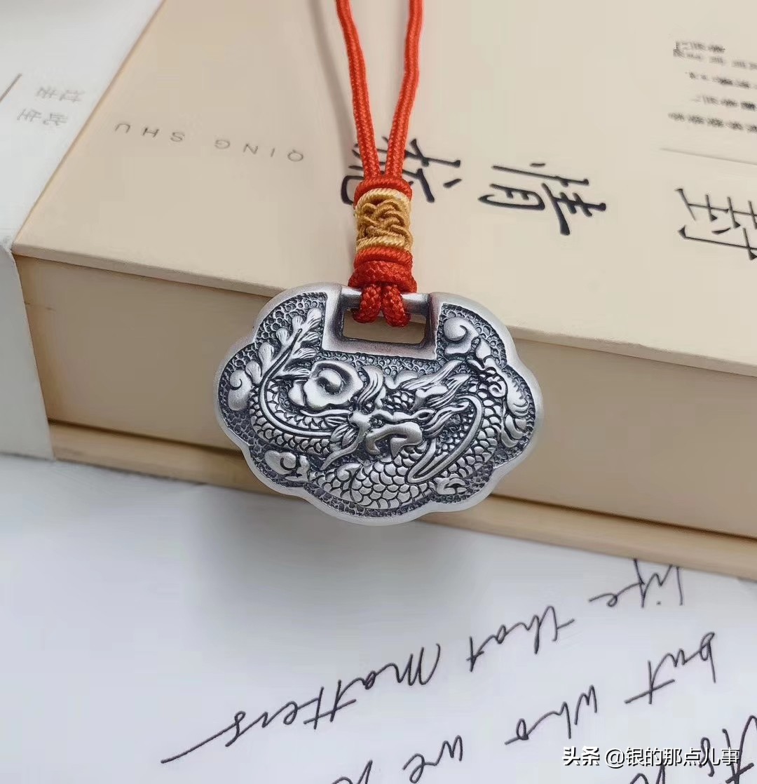 小银锁可以自己买给自己戴吗,银锁项链自己戴了可以送人吗