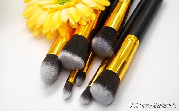 淡妆怎么画化妆教程,初学化妆视频淡妆