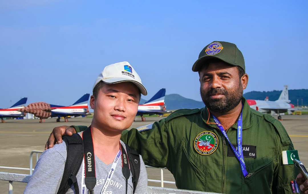 国界线两国士兵互相交流,世界上最奇葩的10条国境线