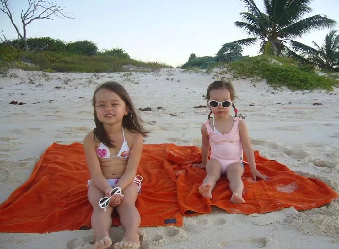 刚甩了23岁“小鲜肉”，50岁邓文迪又收割一超级富豪，来头不小